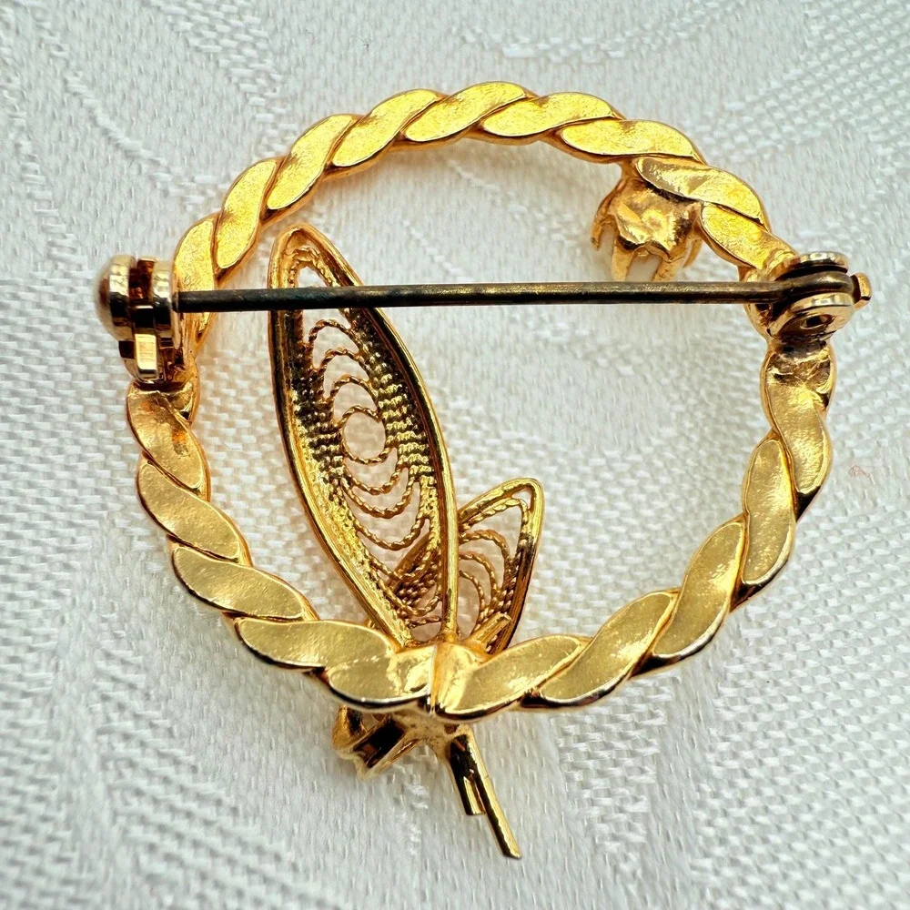 Vintage Leaf Filigree Spun Wire Work Circle Brooch Pin w/ Faux Pearl Center